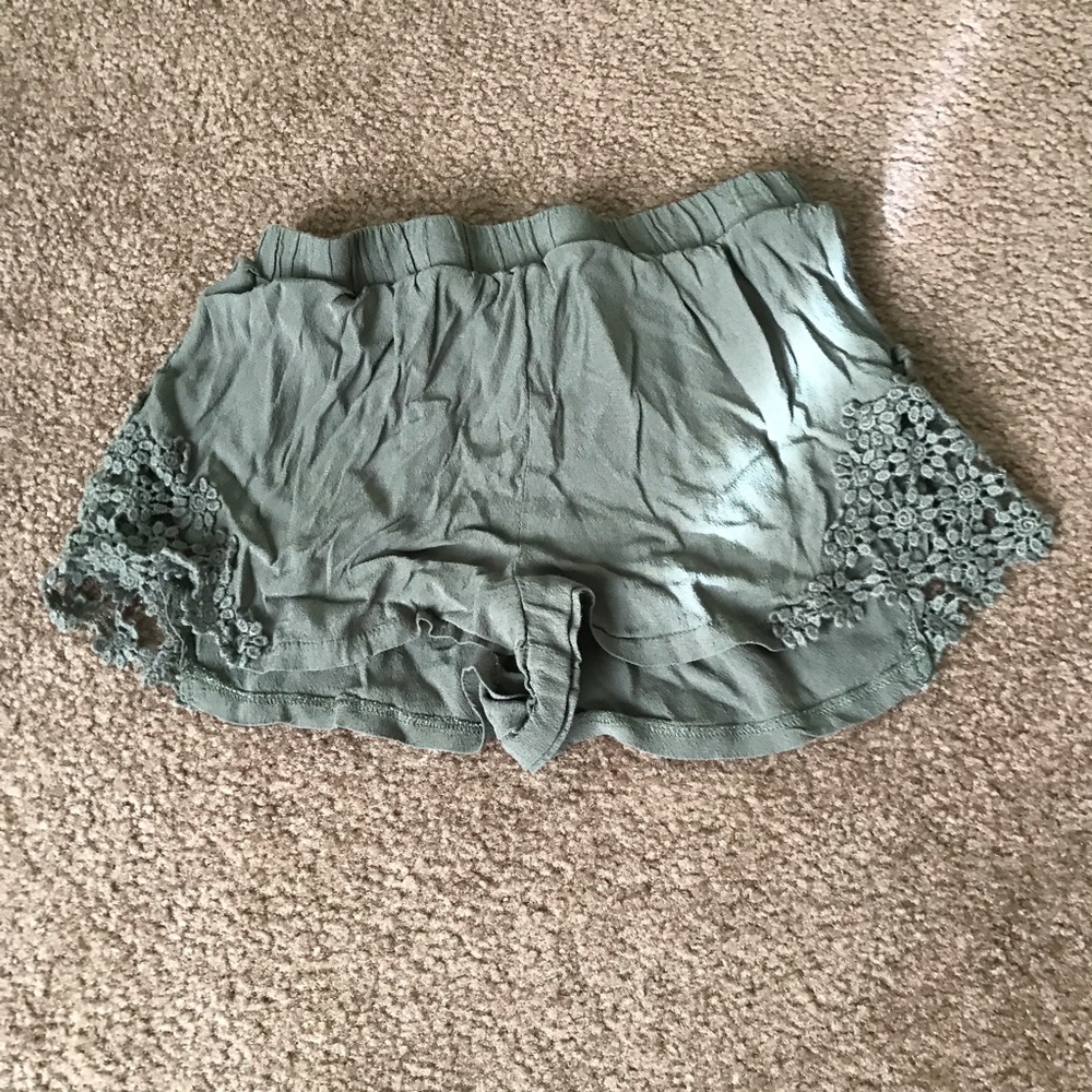 Army green loose shorts